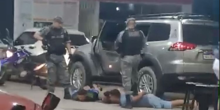 Um motorista foi salvo de um sequestro e três criminosos foram presos por policiais da Ronda Ostensiva. Vídeo: