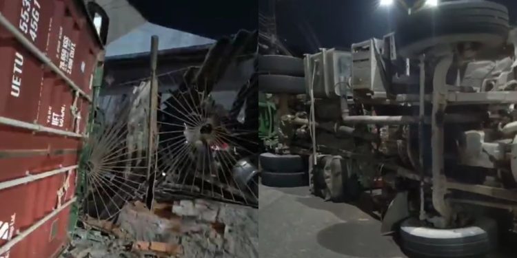 Uma carreta desgovernada acabou atingindo um muro de uma casa e dois carros que estavam na garagem. Carreta desgovernada