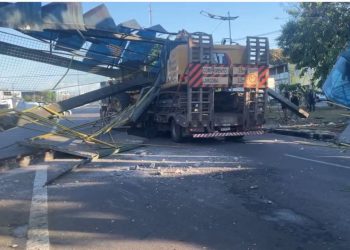 Uma carreta que transportava dois tratores e uma máquina de escavação e trafegava pela avenida Torquato Tapajós, sentido Centro. Carreta