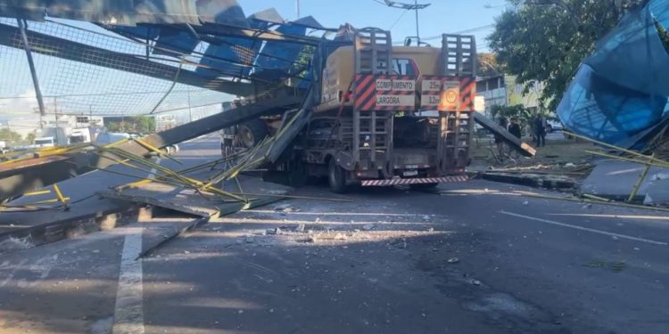 Uma carreta que transportava dois tratores e uma máquina de escavação e trafegava pela avenida Torquato Tapajós, sentido Centro. Carreta