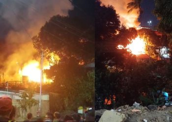 Nove casas de madeira foram destruídas por um incêndio na noite deste sábado (6), no bairro Santo Agostinho. Vídeos: