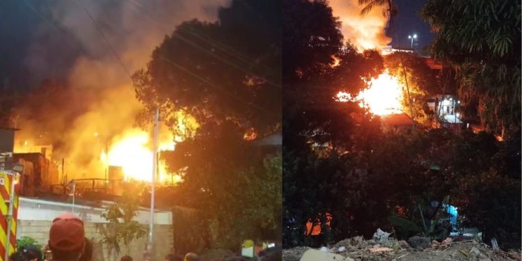 Nove casas de madeira foram destruídas por um incêndio na noite deste sábado (6), no bairro Santo Agostinho. Vídeos: