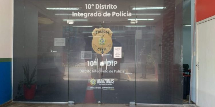 O poste mijando no cachorro, em Manaus. O cúmulo do ridículo