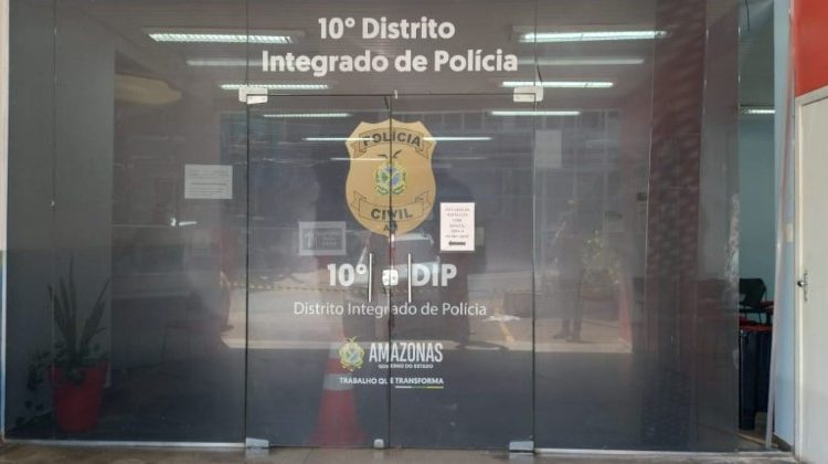 O poste mijando no cachorro, em Manaus. O cúmulo do ridículo