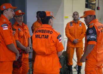 Equipes da força-tarefa determinada pelo governador Wilson Lima, para atender às vítimas do incêndio em. Equipes de