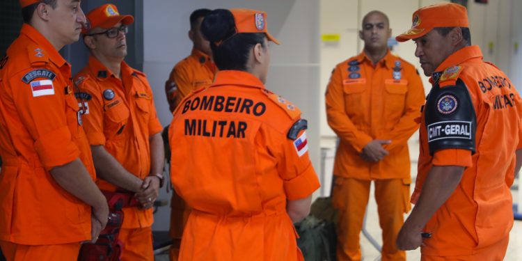 Equipes da força-tarefa determinada pelo governador Wilson Lima, para atender às vítimas do incêndio em. Equipes de