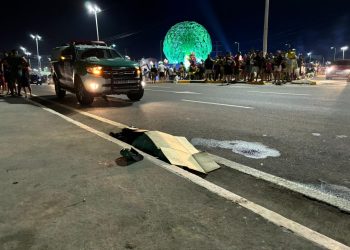 Um homem ainda não identificado, foi morto a tiros por dois criminosos em uma motocicleta, no momento. Dupla em