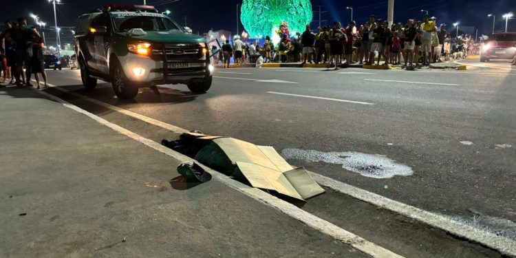 Um homem ainda não identificado, foi morto a tiros por dois criminosos em uma motocicleta, no momento. Dupla em