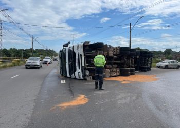 Uma carreta tombou após sofrer falha mecânica na madrugada desta quarta-feira (10), na Avenida das. Vídeos: