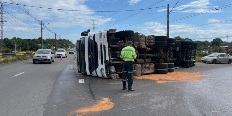 Uma carreta tombou após sofrer falha mecânica na madrugada desta quarta-feira (10), na Avenida das. Vídeos: