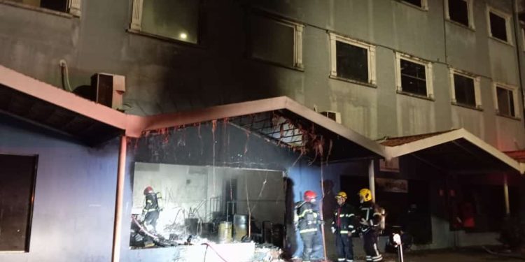 Um incêndio atingiu uma loja de reprografia, na madrugada desta quinta-feira (11), em um prédio. Incêndio atinge