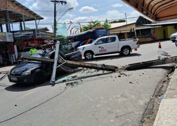 Um poste de energia desabou sobre um carro na tarde desta sexta-feira (12), na rua Amazonas, bairro. Poste de