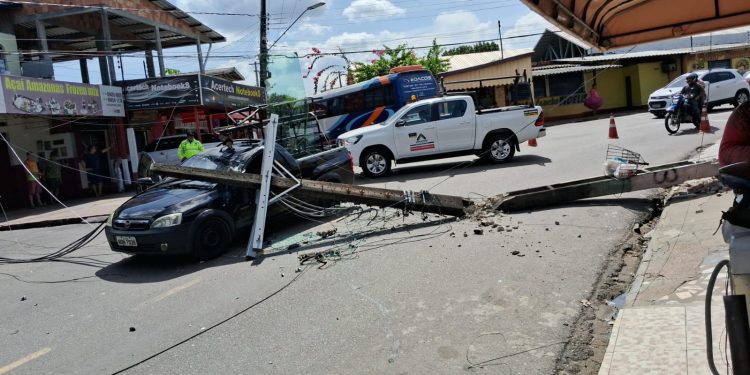Um poste de energia desabou sobre um carro na tarde desta sexta-feira (12), na rua Amazonas, bairro. Poste de