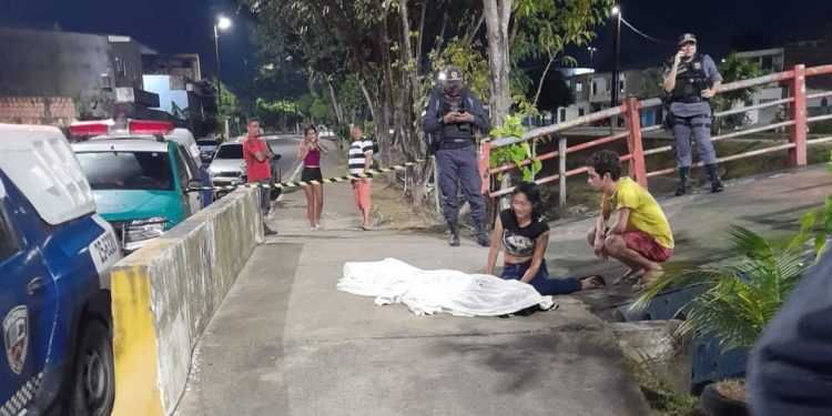 Um jovem identificado apenas como Victor, foi morto com um tiro no peito na noite de quarta-feira (17). Jovem é