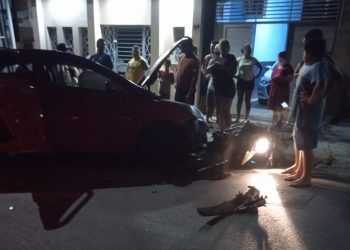 Veja o momento que motociclista é arremessado durante colisão com carro em Manaus