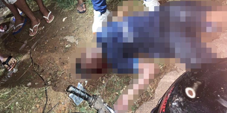 Um servidor da Prefeitura de Itacoatiara, identificado apenas por Junior, foi morto a tiros na noite de. Servidor da