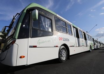 Prefeitura de Manaus entrega 14 novos ônibus para atender 85 mil famílias