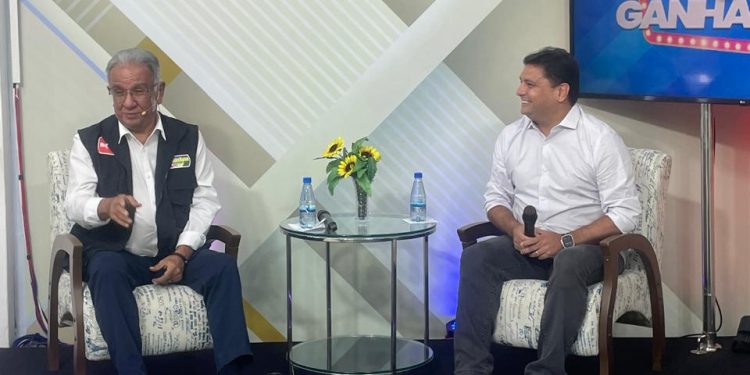 Caio André em conversa aberta no palco do Maskate