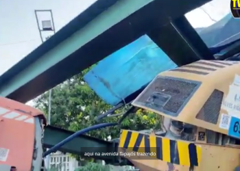 URGENTE: Caminhão derruba passarela na Av. Torquato Tapajós em Manaus