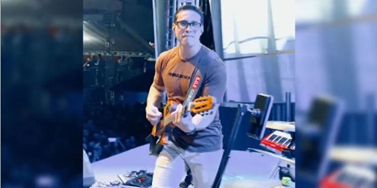 O cantor Ayres Sasaki, 35, morreu na noite de ontem ao levar um choque depois de descarga elétrica quando. Cantor morre