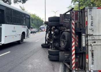 Um caminhão que estava transportando uma carga de laranjas tombou na manhã desta sexta-feira (5), nas. Caminhão