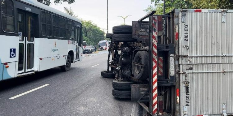 Um caminhão que estava transportando uma carga de laranjas tombou na manhã desta sexta-feira (5), nas. Caminhão