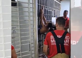 Um detento ficou entalado nas grades de uma cela ao tentar fugir da delegacia onde estava preso nesta. Preso tenta