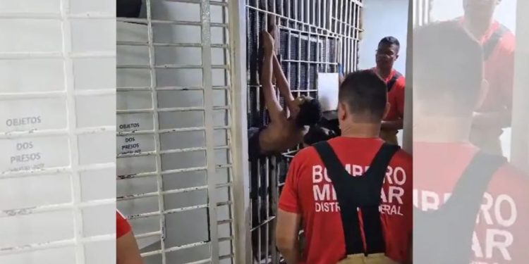 Um detento ficou entalado nas grades de uma cela ao tentar fugir da delegacia onde estava preso nesta. Preso tenta