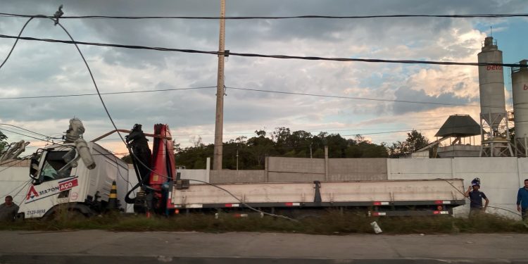 Alguns bairros de Manaus ficaram sem energia elétrica após um acidente de trânsito no Rapidão Rodoanel. Vídeo