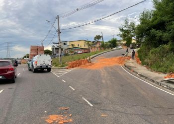 Pista fica interditada após caminhão com tijolos derrapar e cair na Cidade Nova