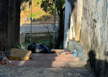 O corpo de um homem, ainda não identificado, foi encontrado dentro de um saco plástico na manhã desta. Moradores encontram