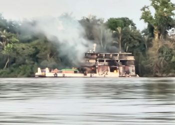 Embarcação pega fogo e deixa mais de cinquenta feridos no AM; VEJA VÍDEO