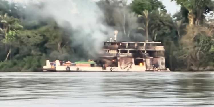 Embarcação pega fogo e deixa mais de cinquenta feridos no AM; VEJA VÍDEO