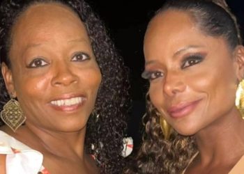 Irmã gêmea de Adriana Bombom é encontrada morta dentro de casa