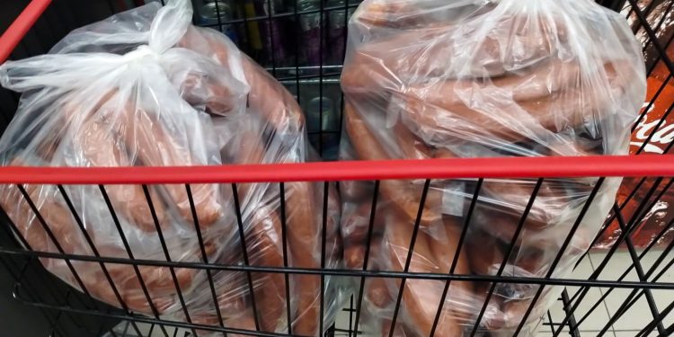Cerca de 40 kg de alimentos considerados impróprios para consumo foram apreendidos e descartados pelos. Supermercado