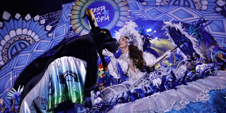 Em noite de celebração histórica no sambódromo de Manaus, o Boi Caprichoso comemorou seu tricampeonato. Boi Caprichoso