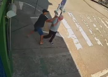 Ladrão de 17 anos morre atropelado por ônibus segundos após roubar celular de idoso; veja o vídeo