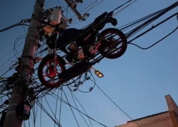 Moto quase causa apagão ao ficar presa em fiação elétrica na Zona Leste