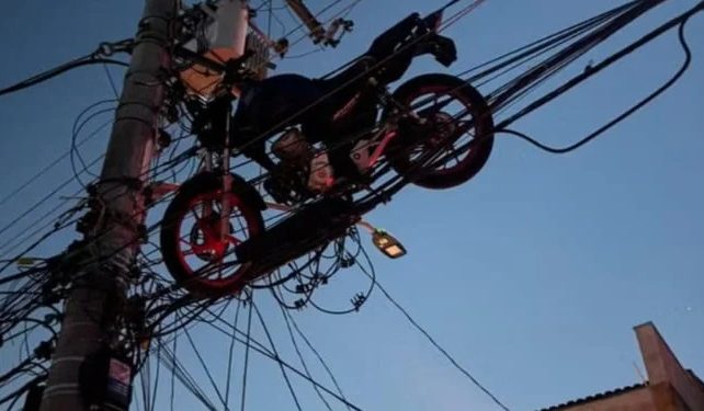 Moto quase causa apagão ao ficar presa em fiação elétrica na Zona Leste