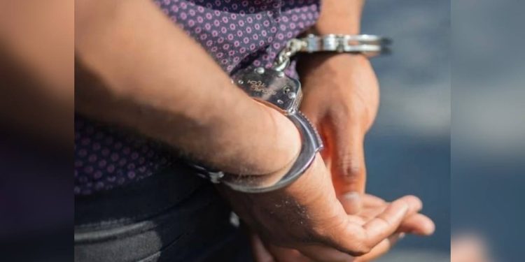 Marido é preso após espancar mulher na frente dos filhos com remo no AM