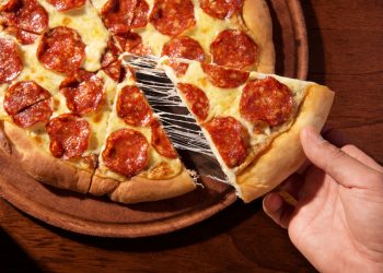 Dados de uma empresa privada de entrega de comidas revelam que a pizza é o terceiro item mais pedido no. Procon