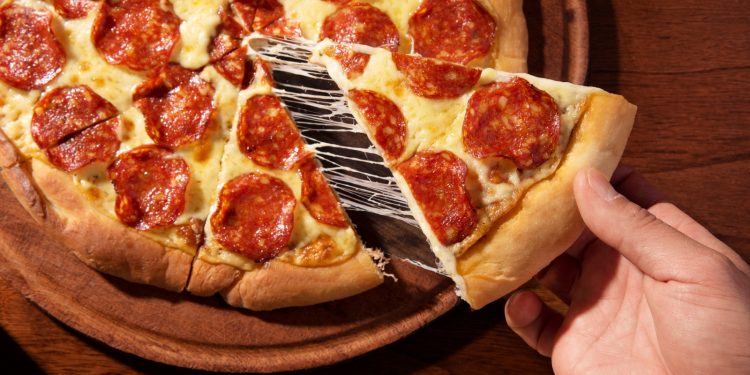 Dados de uma empresa privada de entrega de comidas revelam que a pizza é o terceiro item mais pedido no. Procon