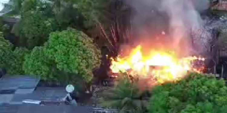 Vídeos: Casa de madeira vira cinzas após incêndio no Tancredo Neves