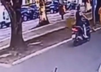 Motoqueira atropela gari que varria a avenida de Itacoatiara e foge sem prestar socorro