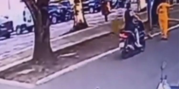 Motoqueira atropela gari que varria a avenida de Itacoatiara e foge sem prestar socorro