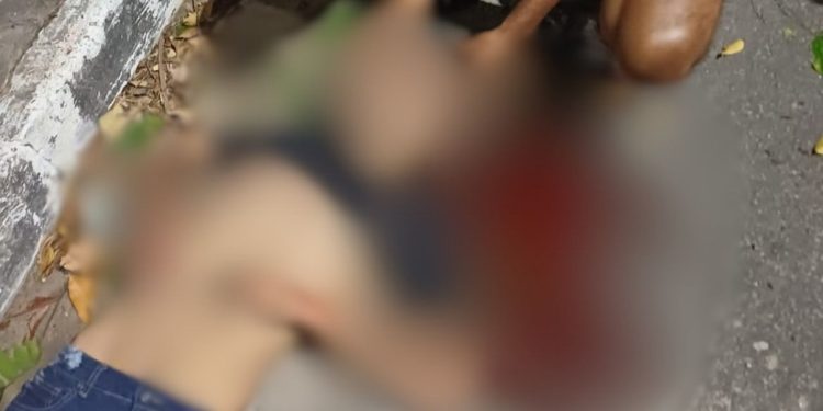 Motociclista perde controle, bate cabeça em árvore e morre no Novo Aleixo