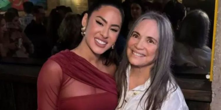 Isabelle apaga foto com Regina Duarte em festa e recebe críticas: 'Sem personalidade'
