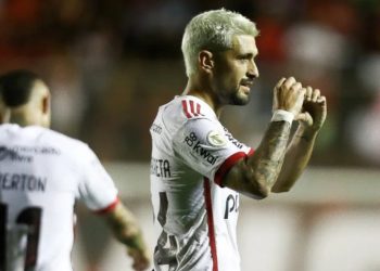 Flamengo marca nos acréscimos e vence o Vitória no Brasileirão