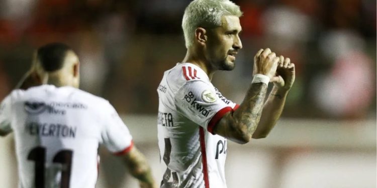 Flamengo marca nos acréscimos e vence o Vitória no Brasileirão