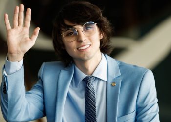 Amom Mandel confirma presença na TV Maskate nesta terça-feira